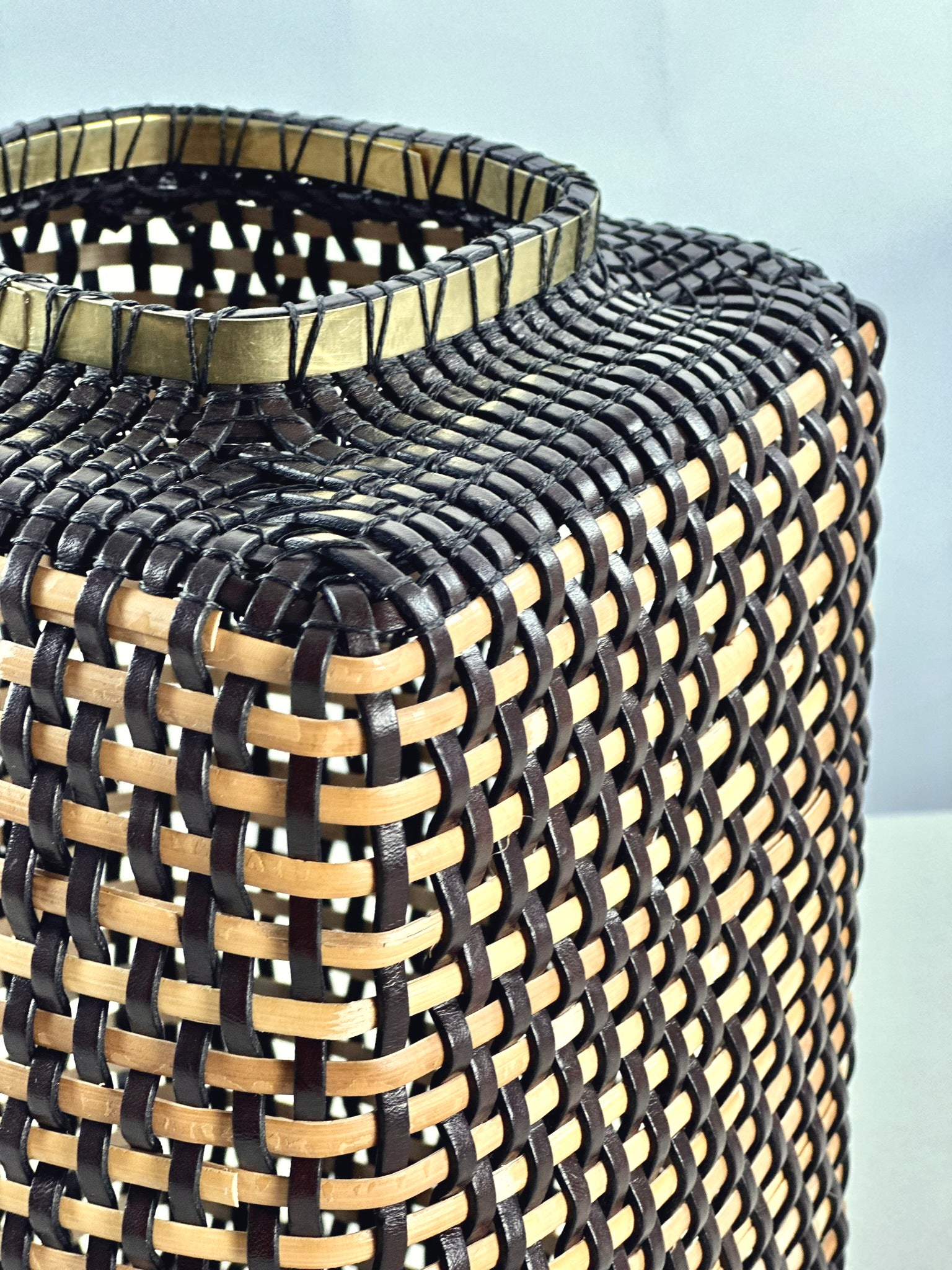 Cesta Chinese Tibor en Cuero y Caña - Dark Brown & Off White