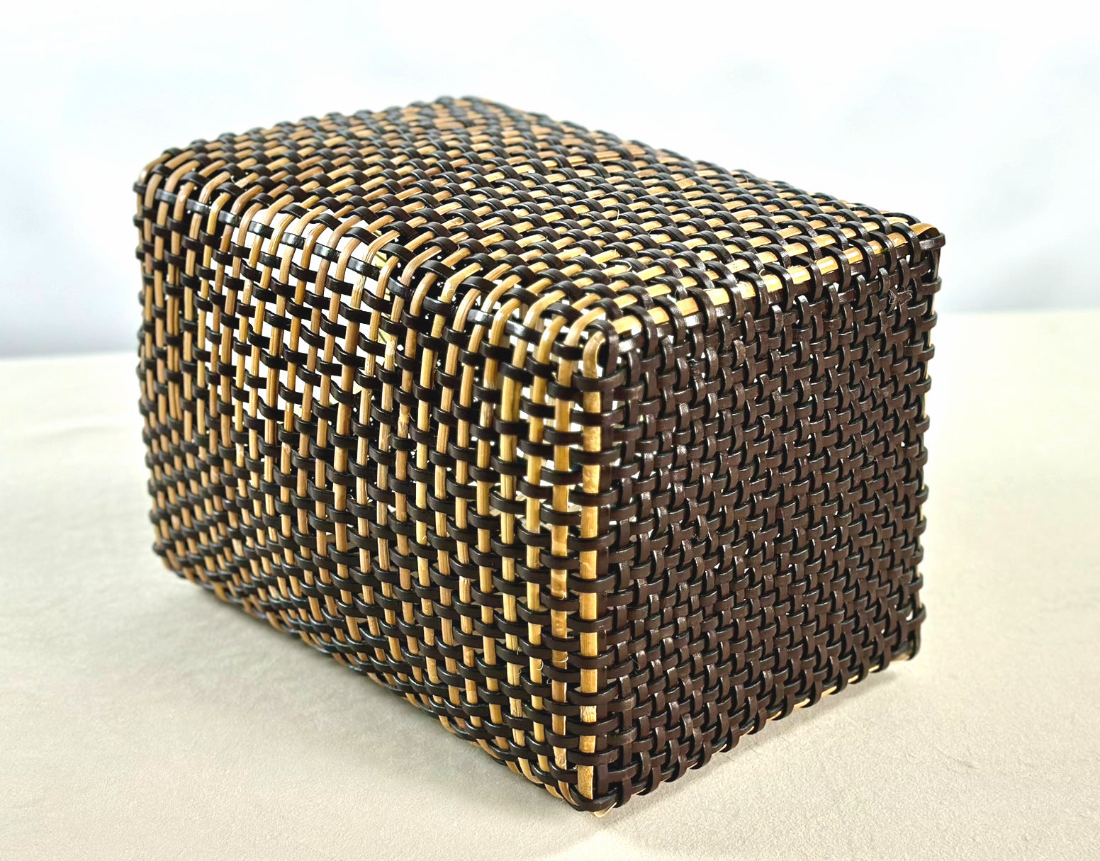Cesta Chinese Tibor en Cuero y Caña - Dark Brown & Off White