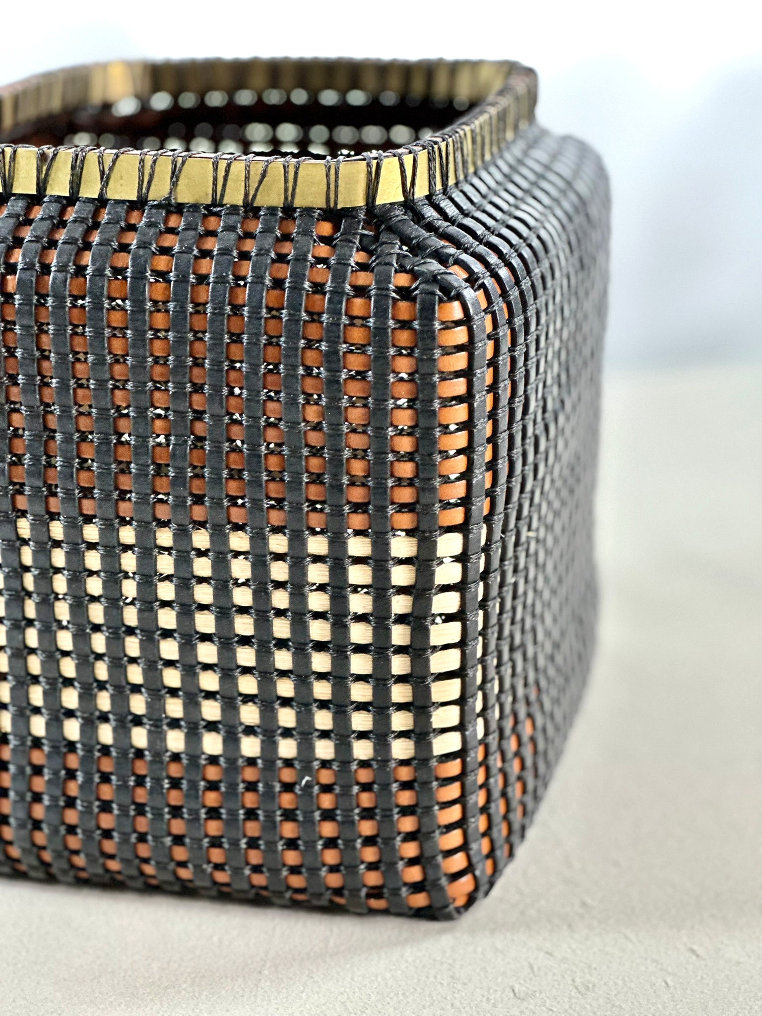 Cesta Chinese Tibor en Cuero y Caña - Black, Tan & Ivory
