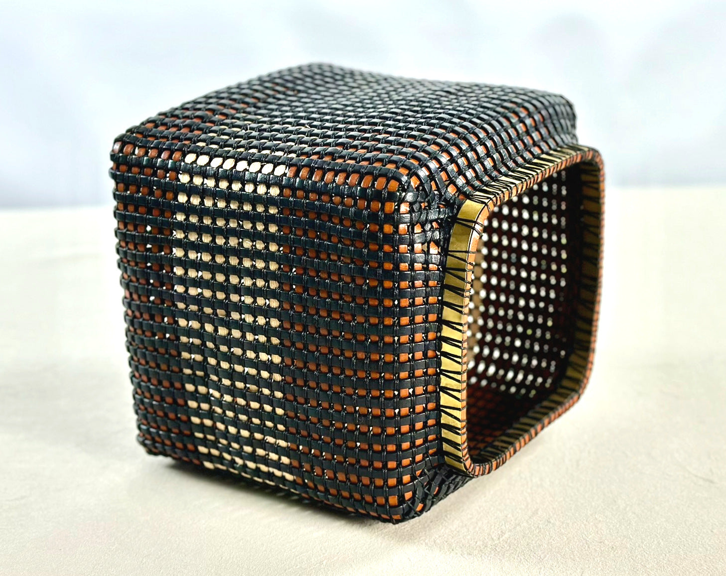 Cesta Chinese Tibor en Cuero y Caña - Black, Tan & Ivory