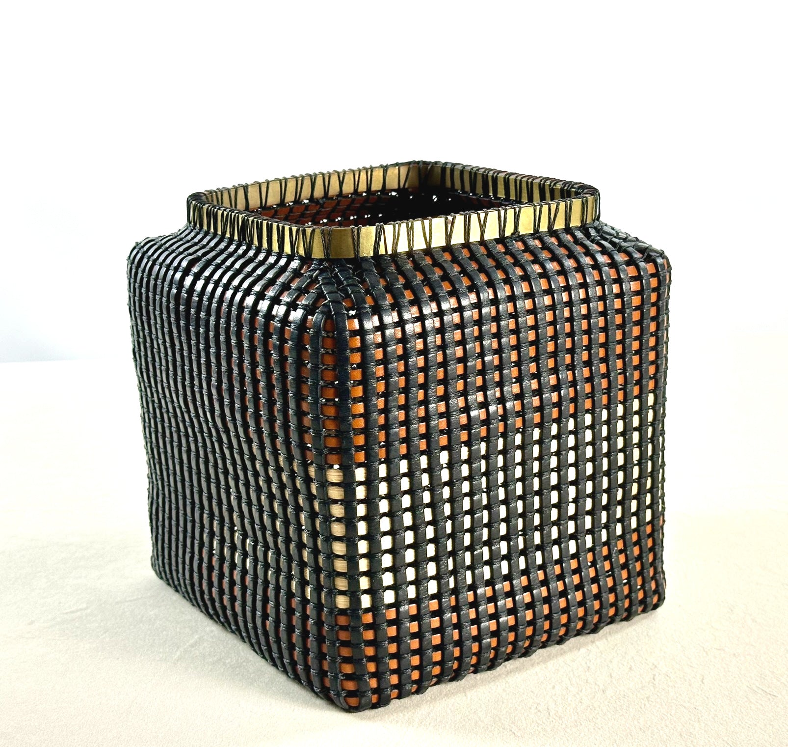 Cesta Chinese Tibor en Cuero y Caña - Black, Tan & Ivory